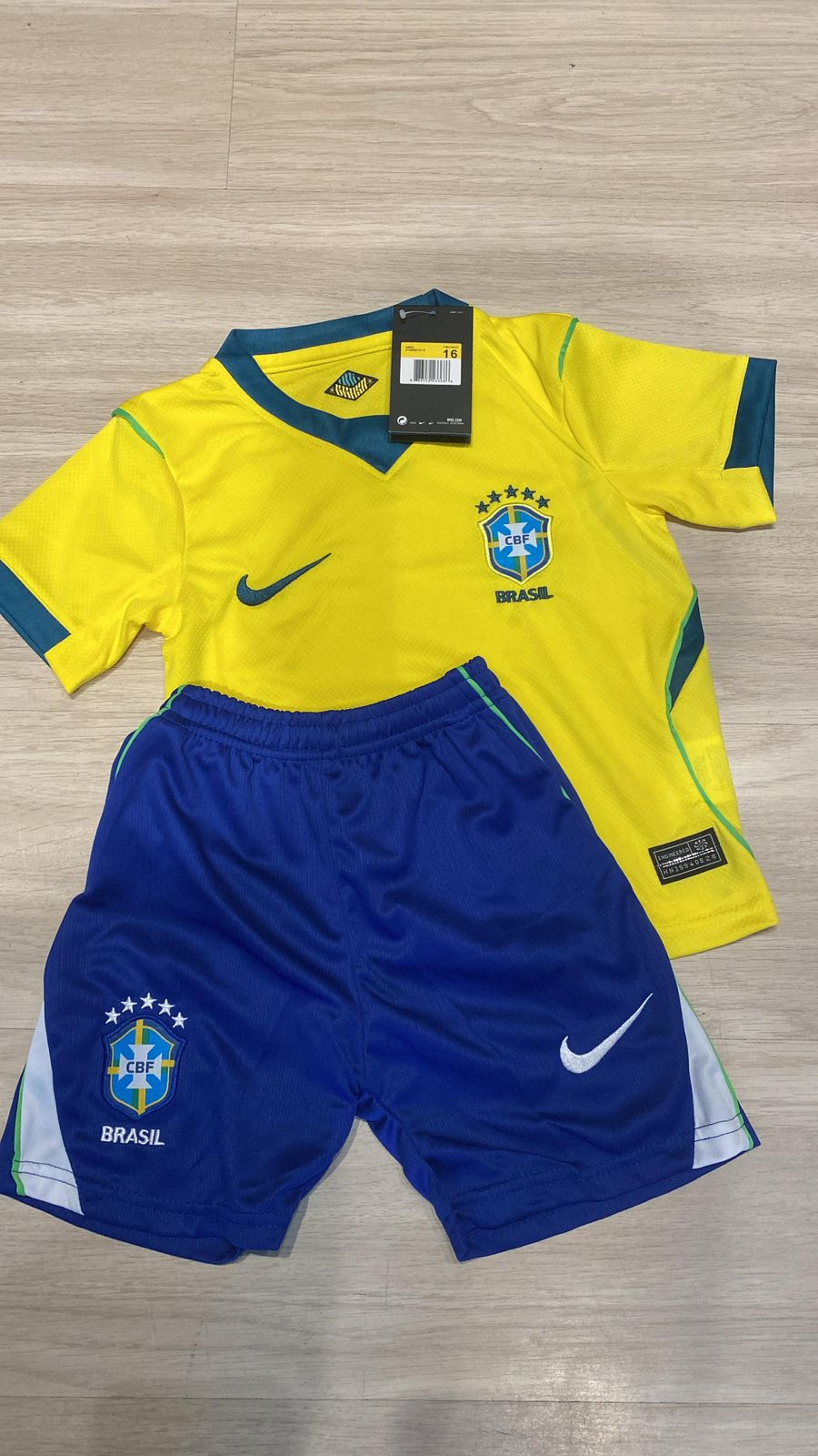 Kit Infantil Seleção Brasileira Amarelo e Azul Camisa e Shorts 5 Estrelas Modelo 2024