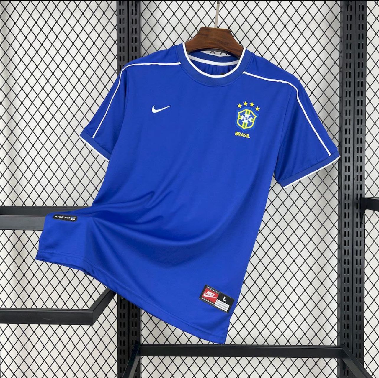 Camisa Seleção Brasileira Azul Retrô 2004 5 Estrelas Modelo Torcedor
