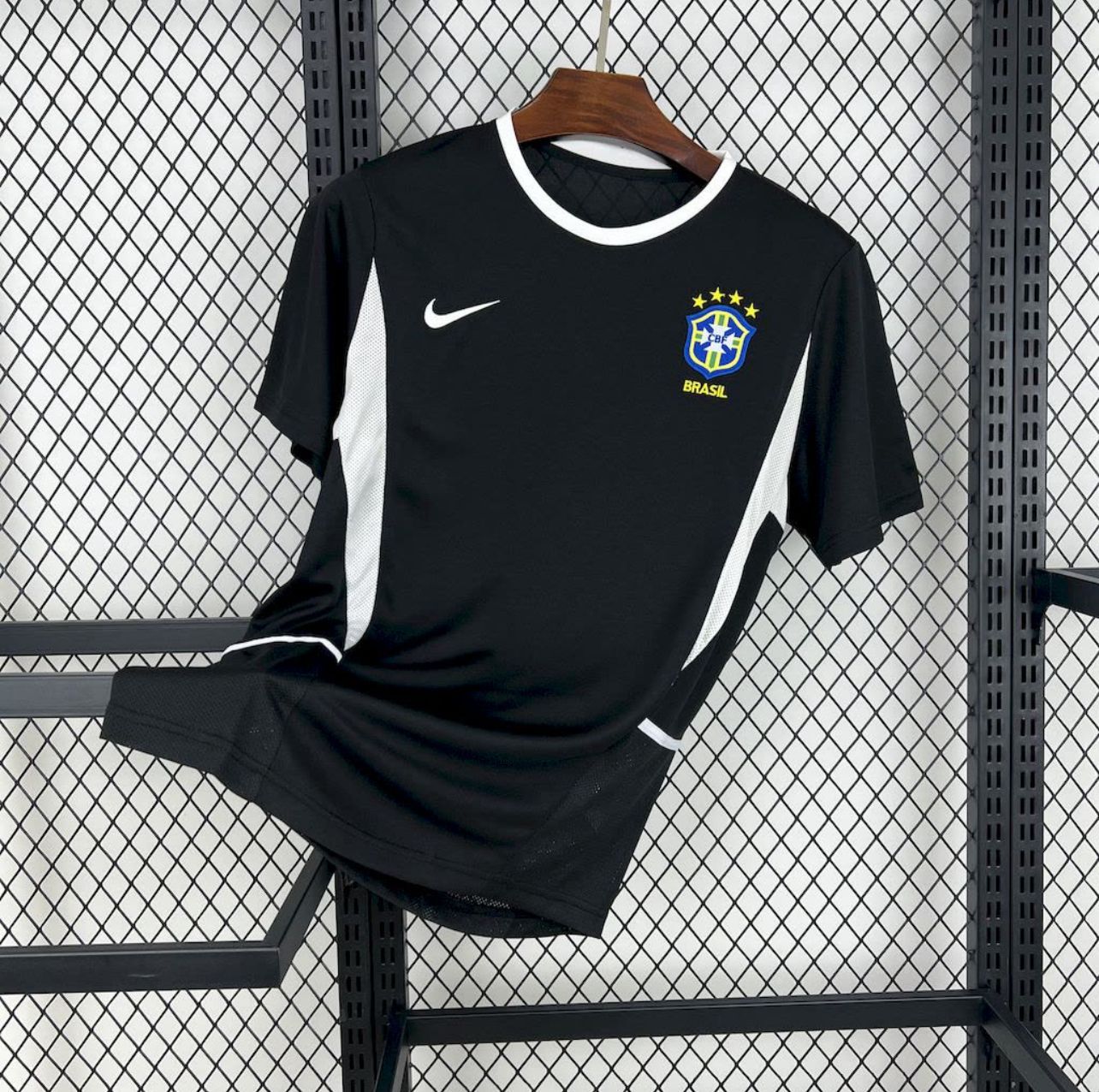 Camisa Seleção Brasileira Preta Retrô 2004 5 Estrelas Modelo Torcedor